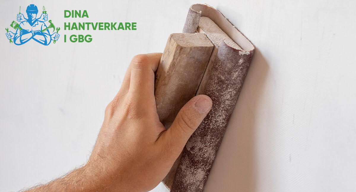 En handslip och låg kornighet av slipapapper gör