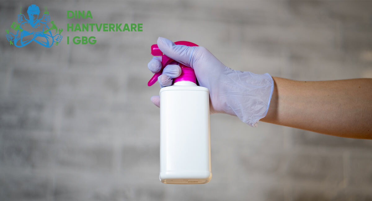 Avlägsna tapeter med hjälp av en tapetborttagningslösning